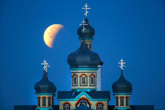 القمر المكتمل وراء كنيسة أرثوذكسية فى روسيا البيضاء -اليوم السابع -9 -2015