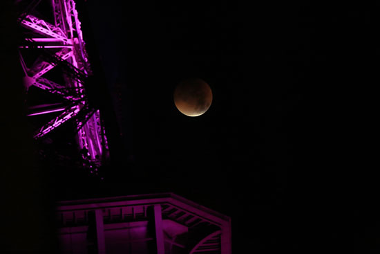  القمر المكتمل إلى جوار برج إيفل بباريس – فرنسا  -اليوم السابع -9 -2015
