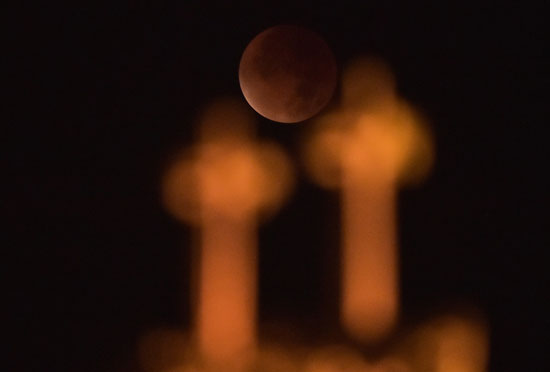  القمر الدموى وراء كنيسة فى ستراسبورج - شرق فرنسا -اليوم السابع -9 -2015