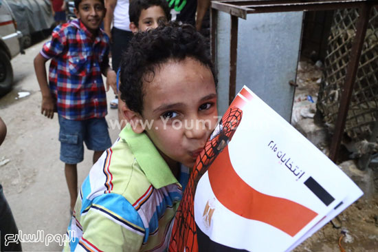أحد الأطفال يُقبل بوستر المرشح  -اليوم السابع -9 -2015