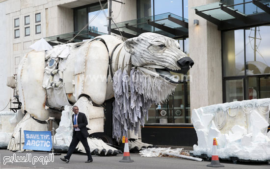 الدب وضع أمام مبنى إحدى شركات النفط العالمية  تنديدًا بانتهاكات البيئة لصالح الطاقة. -اليوم السابع -9 -2015