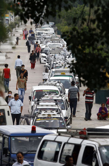 اصطفاف مئات السيارات أمام محطات الوقود -اليوم السابع -9 -2015