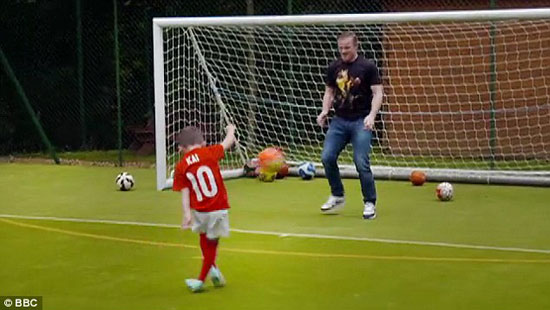 واين رونى يلعب الكرة مع ابنه كاى -اليوم السابع -9 -2015