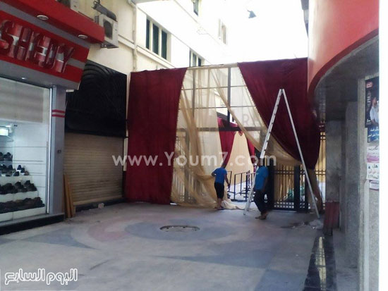 العمال يضعون الستائر على مدخل المسرح -اليوم السابع -9 -2015