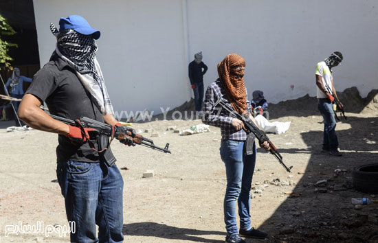 .	المسلحون يلثمون وجوههم للتخفى خلال الاشتباكات -اليوم السابع -9 -2015