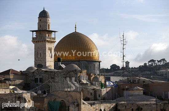 صورة تظهر قبة مسجد الصخرة فى باحة الحرم القدسى وتحيط بها الأعلام الإسرائيلية  -اليوم السابع -9 -2015