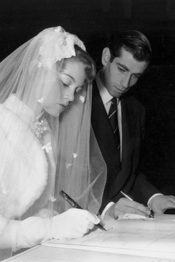  خلال إمضاء عقد زواجها فى كنيسة فى فرنسا عام 1952  -اليوم السابع -9 -2015