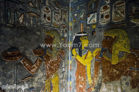 الرسوم الفرعونية محتفظة بألوانها داخل مقبرة حور محب فى وادى الملوك. -اليوم السابع -9 -2015