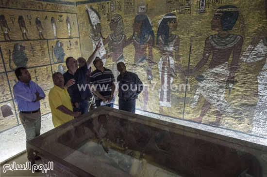  لقاء الوزير مع عالم الآثار داخل المقبرة قبل البدء فى البحث. -اليوم السابع -9 -2015