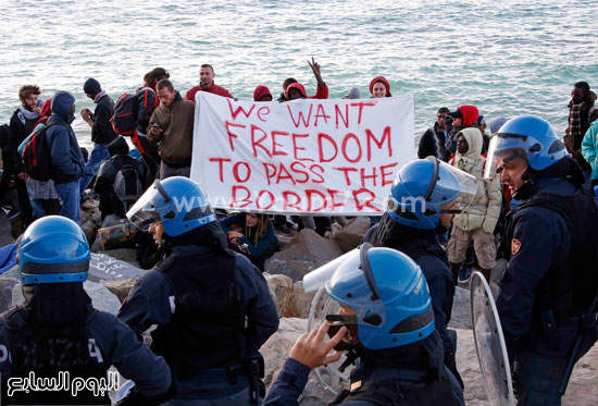 المهاجرون يرفعون لافتات تطالب بالحرية  -اليوم السابع -9 -2015