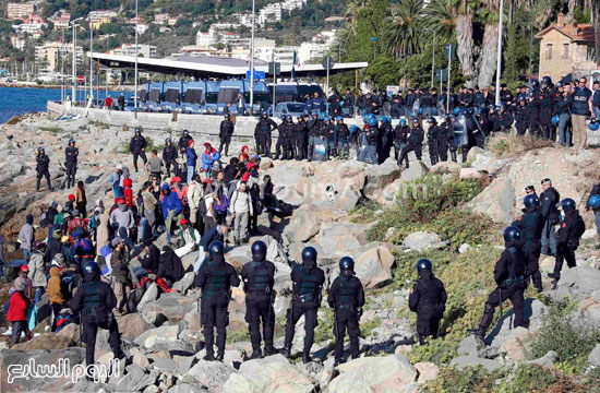  قوات الشرطة تقوم بإخلاء المخيم الحدودى -اليوم السابع -9 -2015