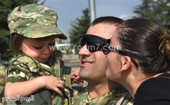 	أحد الجنود يودع طفلته وزوجته قبل السفر للمشاركة بالمهمة -اليوم السابع -9 -2015