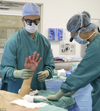 	زرع الجزء التالف من يد المريض فى بطنه، لمساعدته على التعافى -اليوم السابع -9 -2015