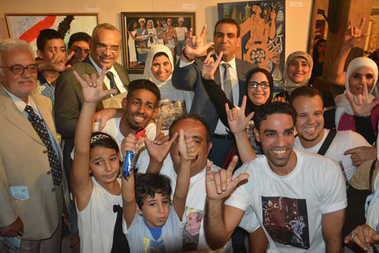 وزير الثقافة يلتقط صورة مع ذوى الاحتياجات الخاصة ويرفع شارة أحبك -اليوم السابع -9 -2015