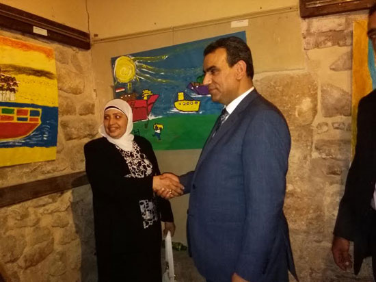وزير الثقافة يلتقط صورة تذكارية مع إحدى المشاركات بالمعرض -اليوم السابع -9 -2015
