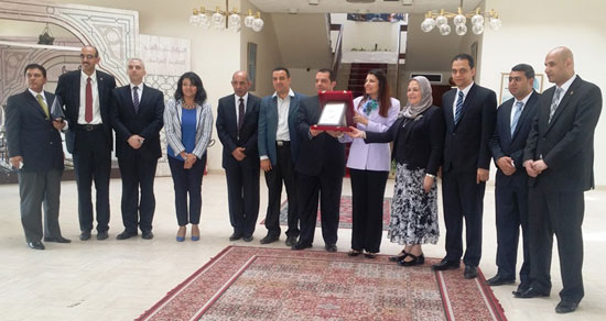 	صورة جماعية داخل السفارة المصرية -اليوم السابع -9 -2015