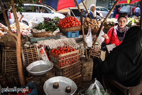 	جانب من لقاء محررة اليوم السابع بأحدى بائعى الخضروات والفاكهة بالسوق -اليوم السابع -9 -2015
