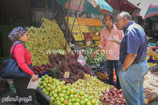 	جانب من لقاء تاجر الفاكهة وأحد المواطنين بالسوق -اليوم السابع -9 -2015