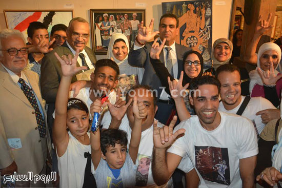 وزير الثقافة يلتقط صورة مع ذوى الاحتياجات الخاصة ويرفع إشارة أحبك -اليوم السابع -9 -2015