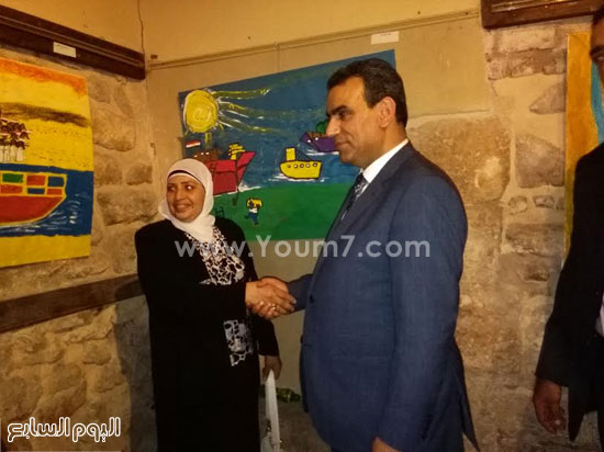 وزير الثقافة يلتقط صورة تذكارية مع إحدى المشاركات بالمعرض -اليوم السابع -9 -2015