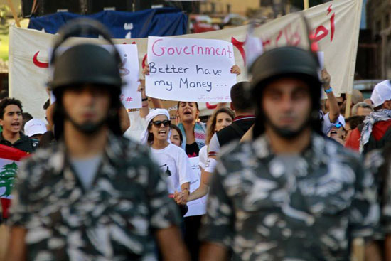 بالفيديو والصور احتجاجات طلعت ريحتكم تبهر العالم الشعب اللبنانى يبتكر طرقا جديدة للغضب