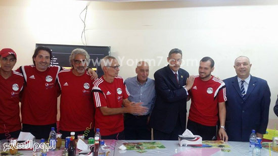 	السفير المصرى يحتفل مع جهاز المنتخب بالفوز -اليوم السابع -9 -2015