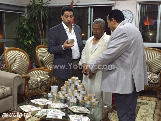 مدير الأمن ومدير المباحث يفحصان المضبوطات -اليوم السابع -9 -2015