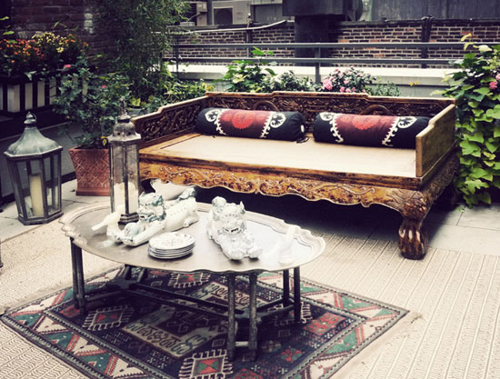 لعشاق العراقة والتراث أريكة قديمة وطاولة نحاسية مع النباتات -اليوم السابع -9 -2015