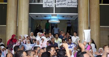 العاملون بقصر العينى الفرنساوى يتظاهرون