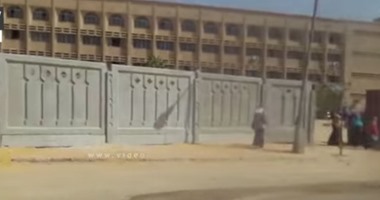 بالفيديو.. جامعة الأزهر تبنى سورا على كلية هندسة بنات منعًا للاختلاط  