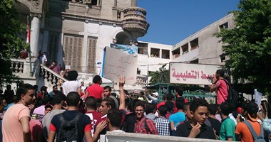 بالصور.. طلاب الثانوية العامة بالإسكندرية يتظاهرون للمطالبة بإلغاء درجات السلوك  