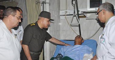 رئيس الأركان يزور مصابى حادث العريش بمستشفيات الجيش