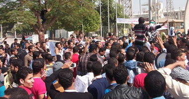 أهالى المهندسين يرشقون مسيرة "الإخوان" بشارع السودان بأكياس المياه