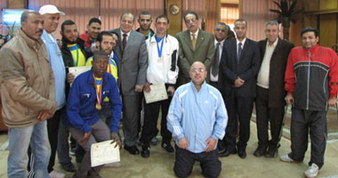 رئيس الجامعة يكرم أبطال نادى متحدى الإعاقة