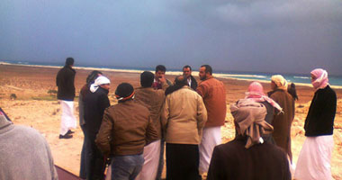 جانب من الأهالى والمسئولين ينتظرون عمليات الإنقاذ