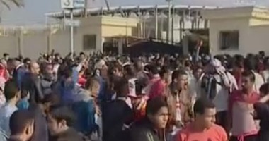 بالفيديو..الجماهير تواصل الزحف نحو برج العرب لحضور مباراة مصر وتشاد  