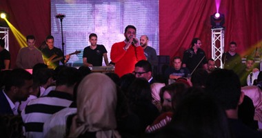 بالصور.. الفنان محمد رشاد يتألق فى حفل تخريج طلاب جامعة فاروس بالإسكندرية  