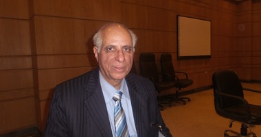 الدكتور محمد مزيد أستاذ جراحة العمود الفقرى بطب عين شمس