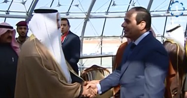 أمير الكويت يستقبل السيسى لحظة وصوله