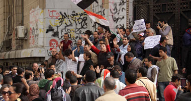 متظاهرون أمام دار القضاء العالى