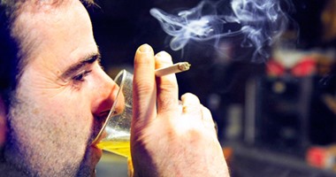 أشخاص مدمنون - أرشيفية