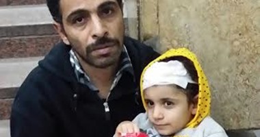أب يجلس على باب  الحسين الجامعى  بعد رفض الأطباء دخول ابنته  العناية   
