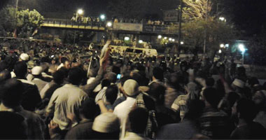 عدد من المتظاهرين حاولوا اقتحام دار القضاء العالى اشتباكات بالحجارة
