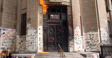 اثنين أعضاء بلاك بلوك لإلقائهما