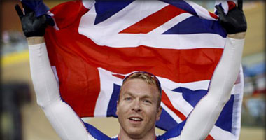 كريس هوى لاعب الدراجات لحمل علم بريطانيا 
