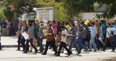 مسيرة الإخوان بجامعة القاهرة تشعل الشماريخ وتهتف ضد "الضبطية"