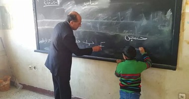 وكيل وزارة التربية والتعليم ببنى سويف خلال الزيارة