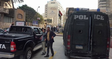 بالصور.. تشديدات أمنية أمام فندق الأهلى بالإسكندرية قبل مواجهة المحلة  