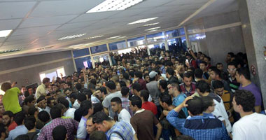 اعتصام طلاب معهد تكنولوجيا المنسوجات بالمحلة بعد فصل 5 من زملائهم  
