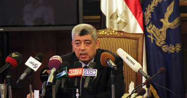 وزير الداخلية: بعض الملاحظات الأمنية سبب تغيير مقر محاكمة "مرسى"